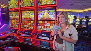 beli chip BandarQ live table interface showing player seats, cards, and betting controls